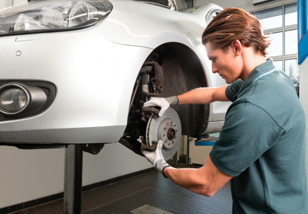 Mekaniker utför en bromskontroll i verkstad hos Bosch Car Service