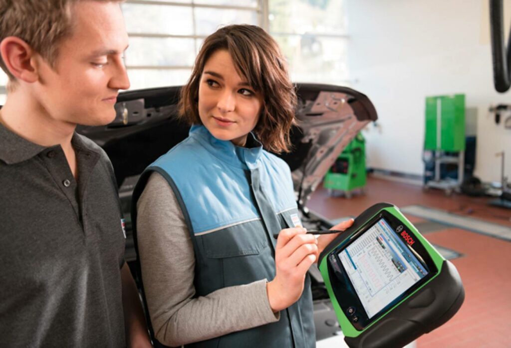 Bildiagnostisk kontroll av personal från Bosch Car Service verkstad