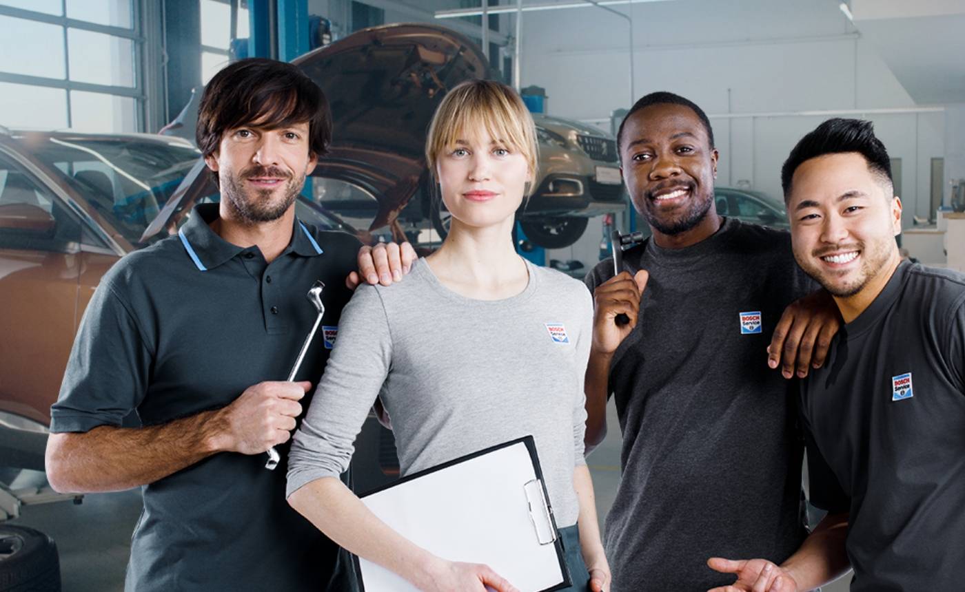 Personal ståendes tillsammans från Bosch Car Service verkstad