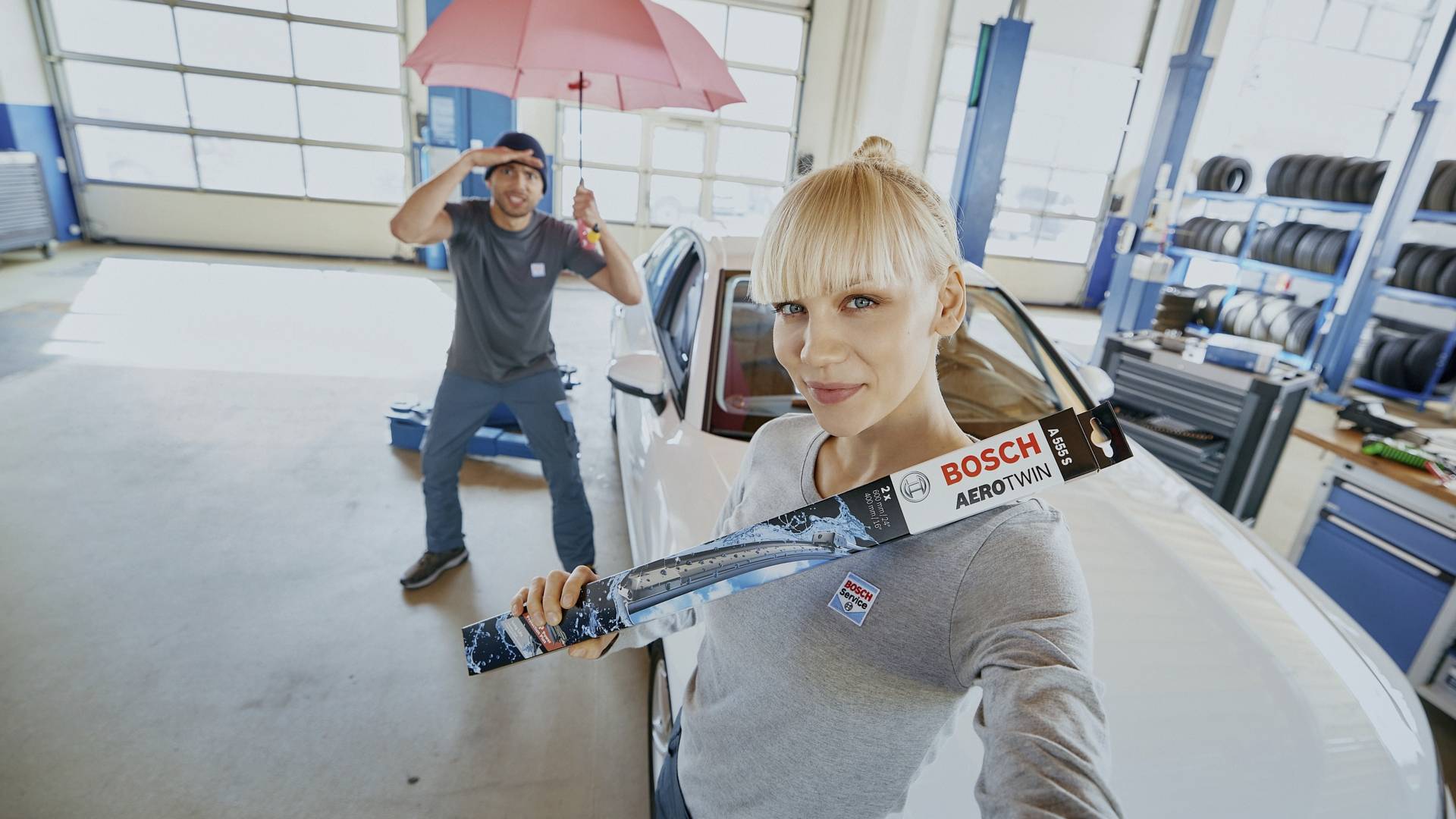 Personal i verkstad som håller originaldelar från Bosch